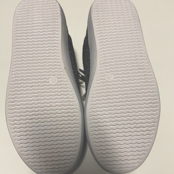 BRAND NEW Girls sneakers size 1.5 - Picture 2 of 2